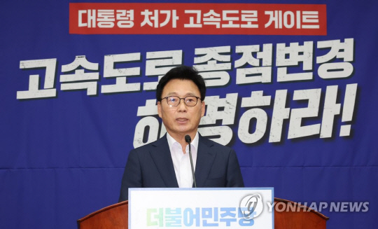 박광온 더불어민주당 원내대표가 13일 오전 국회에서 열린 정책의원총회에서 발언하고 있다.<연합뉴스>